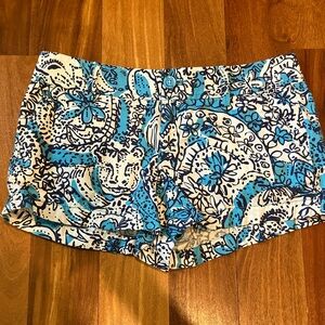 Lilly Pulitzer Blue and White Print Shorts Size 6